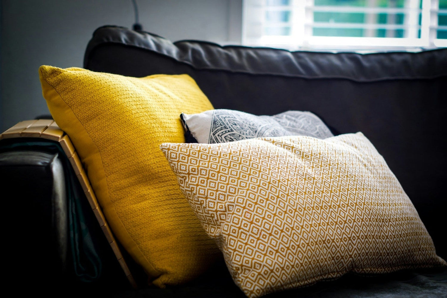 Fluffy-pillows-with-matching-pillowcases-on-bed