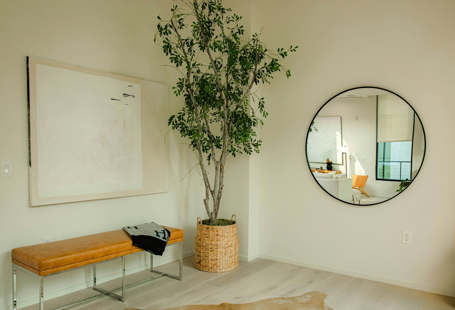 Round-decorative-wall-mirror-in-modern-living-room