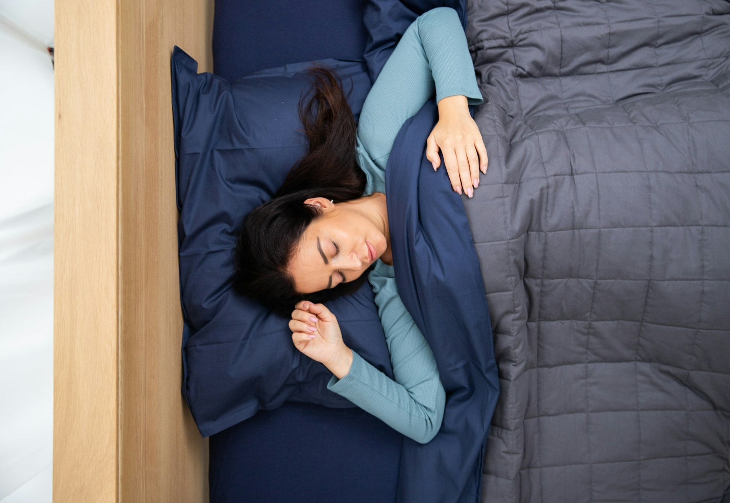 Sherpa-blanket-folded-on-a-bed