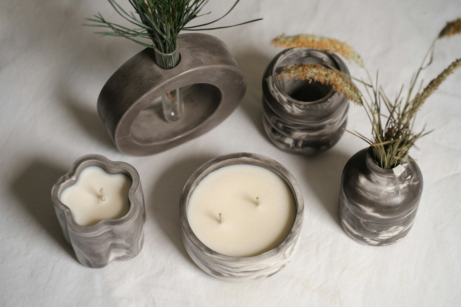 Scented-candles-for-relaxing-home-ambience-and-cozy-decor