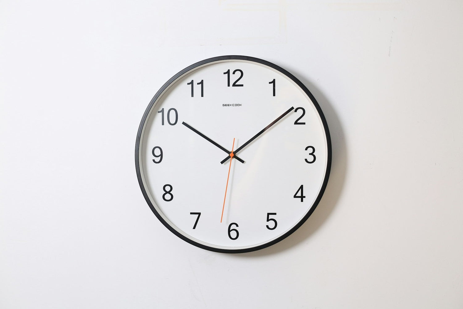 Stylish-wall-clock-for-living-room-interior-design