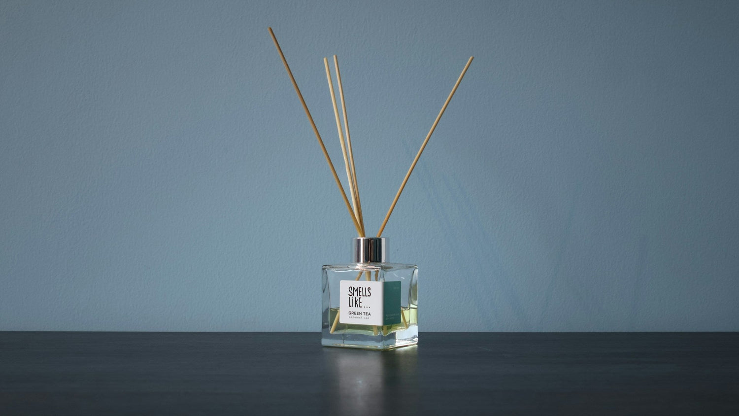 Ultrasonic-diffuser-and-reed-diffuser-set-on-wooden-home-shelf